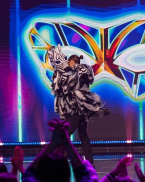 Ekaterina Adushkina Instagram - Я - ЗЕБРА! И Я ВЫИГРАЛА МАСКУ ТАНЦЫ!🦓❤️🔥
Первая девушка-победительница за всю историю проекта Маска! 

Наконец-то я могу рассказать вам о том, чем я жила все последние 3 месяца своей жизни! 
С октября я участвую в проекте по названием «Маска. танцы». За это время данное шоу стало для меня маленькой отдельной жизнью со своими радостями, интригами, победами и проигрышами. 

Это шоу дало мне ощущения того, что я 100% нахожусь на своем месте, в своем аквариуме, в своей стихии - в танцах. В какой то момент, когда я в очередной раз ехала на съёмку эфира на Мосфильм я просто остановилась и почувствовала такое искреннее ощущения счастья и предвкушения, как вот перед Новым годом или днем рождения в детстве, это то что я не чувствовала так давно. Спасибо! 

Душный костюм, маска, в которой невозможно дышать и видеть, 13 сложнейших номеров, трюки, поддержки, работа с реквизитом, температура 39, болезнь. Ничего из этого не помешало мне дойти до финала и забрать эту заветную статуэтку. Я счастлива! 

Спасибо огромное @tv_ctc @weitmedia @yulia_sumacheva @klavacoca @egordruzhininofficial @gorban_masha @trodriguezzz @ssvetlakov @agni_kino за возможность проявить себя!🥹❤️🫰🏻