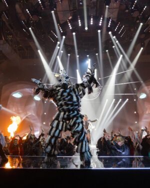 Ekaterina Adushkina Instagram - Я - ЗЕБРА! И Я ВЫИГРАЛА МАСКУ ТАНЦЫ!🦓❤️🔥
Первая девушка-победительница за всю историю проекта Маска! 

Наконец-то я могу рассказать вам о том, чем я жила все последние 3 месяца своей жизни! 
С октября я участвую в проекте по названием «Маска. танцы». За это время данное шоу стало для меня маленькой отдельной жизнью со своими радостями, интригами, победами и проигрышами. 

Это шоу дало мне ощущения того, что я 100% нахожусь на своем месте, в своем аквариуме, в своей стихии - в танцах. В какой то момент, когда я в очередной раз ехала на съёмку эфира на Мосфильм я просто остановилась и почувствовала такое искреннее ощущения счастья и предвкушения, как вот перед Новым годом или днем рождения в детстве, это то что я не чувствовала так давно. Спасибо! 

Душный костюм, маска, в которой невозможно дышать и видеть, 13 сложнейших номеров, трюки, поддержки, работа с реквизитом, температура 39, болезнь. Ничего из этого не помешало мне дойти до финала и забрать эту заветную статуэтку. Я счастлива! 

Спасибо огромное @tv_ctc @weitmedia @yulia_sumacheva @klavacoca @egordruzhininofficial @gorban_masha @trodriguezzz @ssvetlakov @agni_kino за возможность проявить себя!🥹❤️🫰🏻