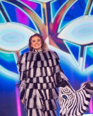 Ekaterina Adushkina Instagram - Я - ЗЕБРА! И Я ВЫИГРАЛА МАСКУ ТАНЦЫ!🦓❤️🔥
Первая девушка-победительница за всю историю проекта Маска! 

Наконец-то я могу рассказать вам о том, чем я жила все последние 3 месяца своей жизни! 
С октября я участвую в проекте по названием «Маска. танцы». За это время данное шоу стало для меня маленькой отдельной жизнью со своими радостями, интригами, победами и проигрышами. 

Это шоу дало мне ощущения того, что я 100% нахожусь на своем месте, в своем аквариуме, в своей стихии - в танцах. В какой то момент, когда я в очередной раз ехала на съёмку эфира на Мосфильм я просто остановилась и почувствовала такое искреннее ощущения счастья и предвкушения, как вот перед Новым годом или днем рождения в детстве, это то что я не чувствовала так давно. Спасибо! 

Душный костюм, маска, в которой невозможно дышать и видеть, 13 сложнейших номеров, трюки, поддержки, работа с реквизитом, температура 39, болезнь. Ничего из этого не помешало мне дойти до финала и забрать эту заветную статуэтку. Я счастлива! 

Спасибо огромное @tv_ctc @weitmedia @yulia_sumacheva @klavacoca @egordruzhininofficial @gorban_masha @trodriguezzz @ssvetlakov @agni_kino за возможность проявить себя!🥹❤️🫰🏻