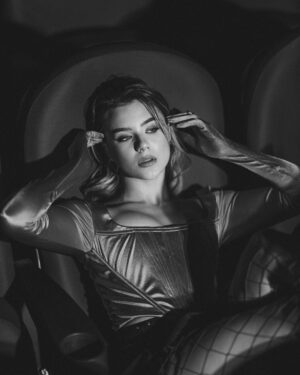 Ekaterina Adushkina Instagram - Пока лежала дома и болела, вспомнила, что тут Катюшка секси кошка забегала и просила передать вам эти фотокарточки!💔🐈‍⬛

Главный киноман по версии «Бабских историй»🤣

Ph : @ph.hdasha
Muah : @sabi_muah
Style : @tchiruhina