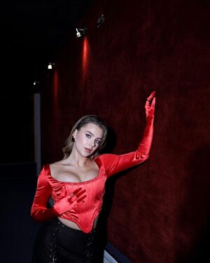 Ekaterina Adushkina Instagram - Пока лежала дома и болела, вспомнила, что тут Катюшка секси кошка забегала и просила передать вам эти фотокарточки!💔🐈‍⬛

Главный киноман по версии «Бабских историй»🤣

Ph : @ph.hdasha
Muah : @sabi_muah
Style : @tchiruhina