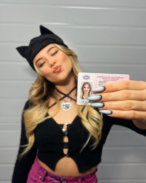 Ekaterina Adushkina Instagram - Я СДАЛА НА ПРАВА!✅🚘

Спустя полгода обучения, мучений, попыток, стараний, стресса, слез и ожидания в зале ГАИ, я наконец-то получила эту заветную карточку!😭🥹

Чувствую, что поднимаюсь на новую ступень этой взрослой жизни и советую всем осторожно передвигаться на дорогах)))

P.s. Просто зацените эту идеальную фотку в правах!
