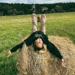 Ekaterina Adushkina Instagram - Ну вот и закончился один из самых ярких и сложнейших месяцев моей жизни - август… ⭐️Месяц, за который я запустила первый поток своего танцевального курса ТАНЦУЙ-КА, жизнь благодаря которому изменили около 2000 человек! ⭐️Месяц, в начале которого я успела дать свой сольный концерт на 1000 человек в Москве! С настоящими музыкантами, реальными эмоциями и непередаваемой атмосферой! ⭐️И месяц, который практически полностью я провела в Карелии на съёмках теле-проекта ВЫЗОВ на ТНТ! Это был мой первый опыт в подобного рода проектах. И ехала я туда практически без ожиданий, но я даже близко представить не могла то, что проект подарит и откроет мне. Он реально поменял меня! Открыл меня для меня же самой с совершено другой стороны! И уехала я оттуда совсем другим человеком… Месяц невероятных эмоциональных потрясений, испытаний, слез, радостей, проигрышей и побед! Такого я в своей жизни ещё не испытывала… Жаль, что всё, что со мной происходило, в строжайшем секрете, так что увидите всё сами 15го октября на ТНТ!✊🏻