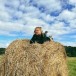Ekaterina Adushkina Instagram - Ну вот и закончился один из самых ярких и сложнейших месяцев моей жизни - август… ⭐️Месяц, за который я запустила первый поток своего танцевального курса ТАНЦУЙ-КА, жизнь благодаря которому изменили около 2000 человек! ⭐️Месяц, в начале которого я успела дать свой сольный концерт на 1000 человек в Москве! С настоящими музыкантами, реальными эмоциями и непередаваемой атмосферой! ⭐️И месяц, который практически полностью я провела в Карелии на съёмках теле-проекта ВЫЗОВ на ТНТ! Это был мой первый опыт в подобного рода проектах. И ехала я туда практически без ожиданий, но я даже близко представить не могла то, что проект подарит и откроет мне. Он реально поменял меня! Открыл меня для меня же самой с совершено другой стороны! И уехала я оттуда совсем другим человеком… Месяц невероятных эмоциональных потрясений, испытаний, слез, радостей, проигрышей и побед! Такого я в своей жизни ещё не испытывала… Жаль, что всё, что со мной происходило, в строжайшем секрете, так что увидите всё сами 15го октября на ТНТ!✊🏻