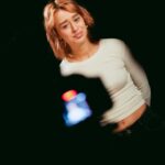 Ekaterina Adushkina Instagram - Признавайтесь, кто уже посмотрел клип, и его замурашило? 💔🥹 Отдельную благодарность за то, что в целом эти сьемки состоялись я хочу выразить моим потрясающим сильным девочкам из индустрии, кому отозвалась моя идея, и они согласились приехать и сняться в клипе! Девочки, благодаря вам весь клип приобрел еще более глубокий смысл! Спасибо за то, что нашли время в самый забитый месяц в году и не побоялись показать свою уязвимость! Ведь сильные девочки тоже плачут, и мы это доказали! 💔 @vera.volt.on @chanderlandd @pokrov90 @jmedvedevaj @vashamarousia @badbaarbie @yana_zenina_ @karinakasparyants 🙏🏻❤️