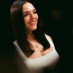 Ekaterina Adushkina Instagram - Признавайтесь, кто уже посмотрел клип, и его замурашило? 💔🥹 Отдельную благодарность за то, что в целом эти сьемки состоялись я хочу выразить моим потрясающим сильным девочкам из индустрии, кому отозвалась моя идея, и они согласились приехать и сняться в клипе! Девочки, благодаря вам весь клип приобрел еще более глубокий смысл! Спасибо за то, что нашли время в самый забитый месяц в году и не побоялись показать свою уязвимость! Ведь сильные девочки тоже плачут, и мы это доказали! 💔 @vera.volt.on @chanderlandd @pokrov90 @jmedvedevaj @vashamarousia @badbaarbie @yana_zenina_ @karinakasparyants 🙏🏻❤️