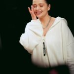 Ekaterina Adushkina Instagram - Признавайтесь, кто уже посмотрел клип, и его замурашило? 💔🥹 Отдельную благодарность за то, что в целом эти сьемки состоялись я хочу выразить моим потрясающим сильным девочкам из индустрии, кому отозвалась моя идея, и они согласились приехать и сняться в клипе! Девочки, благодаря вам весь клип приобрел еще более глубокий смысл! Спасибо за то, что нашли время в самый забитый месяц в году и не побоялись показать свою уязвимость! Ведь сильные девочки тоже плачут, и мы это доказали! 💔 @vera.volt.on @chanderlandd @pokrov90 @jmedvedevaj @vashamarousia @badbaarbie @yana_zenina_ @karinakasparyants 🙏🏻❤️
