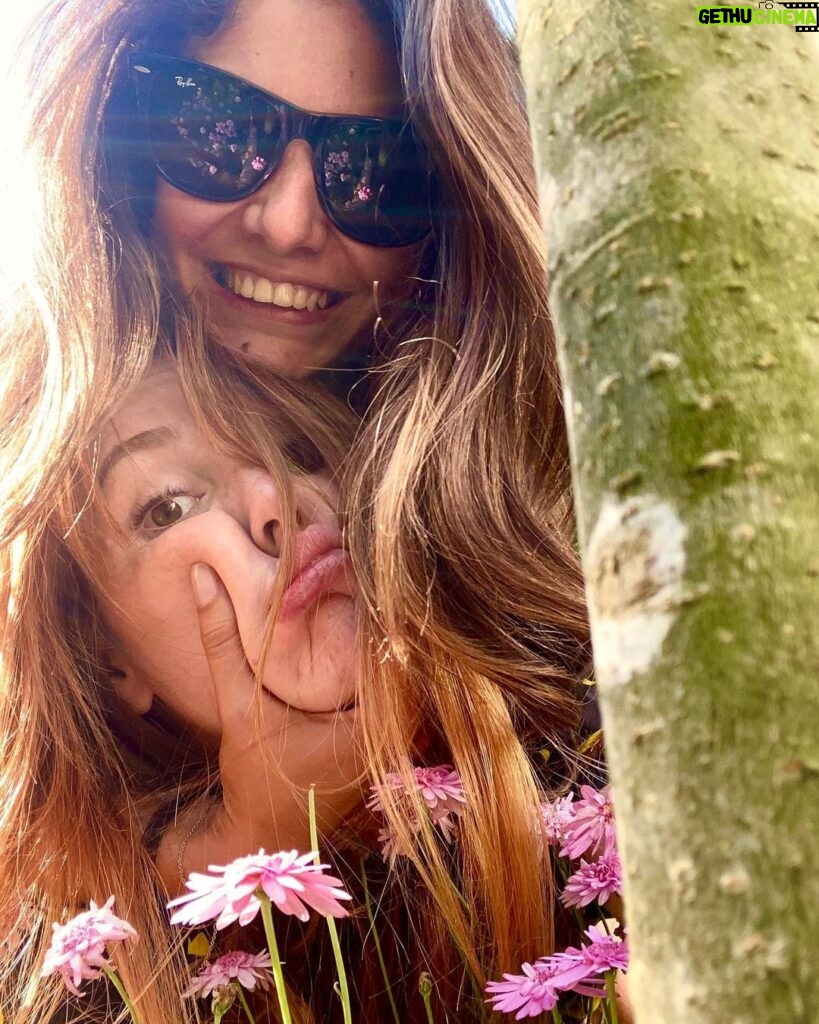 Elçin Sangu Instagram - Hayat sevince güzel be🌸🍀 Mother Earth