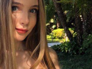 Eleanor Worthington-Cox Instagram - Think it was a bit obvious I was a tourist when I screamed LOOK, PALM TREES!!¡!¡!!¡ in the middle of the street...then took a selfie with them🤦🏼‍♀️
