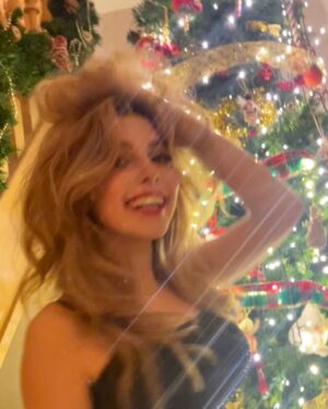 Eleanor Worthington-Cox Instagram - Better late than never.. Hi internet. I’m back :) 

#stilldontknowwhattodowithmyhands #mybrabrokeinthelastpic #dontaskaboutthefloor #didyoumissmyawfulhashtags #thisisalreadyadisaster #somuchchaos #ihavetostop #okimdone