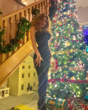 Eleanor Worthington-Cox Instagram - Better late than never.. Hi internet. I’m back :) 

#stilldontknowwhattodowithmyhands #mybrabrokeinthelastpic #dontaskaboutthefloor #didyoumissmyawfulhashtags #thisisalreadyadisaster #somuchchaos #ihavetostop #okimdone