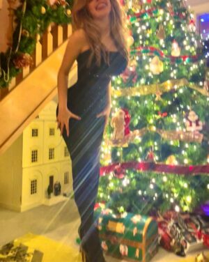 Eleanor Worthington-Cox Instagram - Better late than never.. Hi internet. I’m back :) 

#stilldontknowwhattodowithmyhands #mybrabrokeinthelastpic #dontaskaboutthefloor #didyoumissmyawfulhashtags #thisisalreadyadisaster #somuchchaos #ihavetostop #okimdone