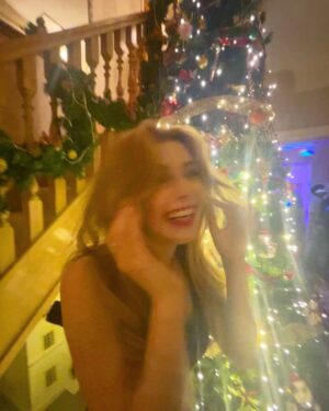 Eleanor Worthington-Cox Instagram - Better late than never.. Hi internet. I’m back :) 

#stilldontknowwhattodowithmyhands #mybrabrokeinthelastpic #dontaskaboutthefloor #didyoumissmyawfulhashtags #thisisalreadyadisaster #somuchchaos #ihavetostop #okimdone