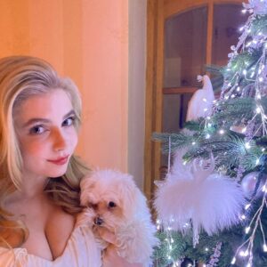 Eleanor Worthington-Cox Instagram - Crappy Holidays one and all🥂🍾

Sending all my love to you lot, especially if you’re struggling this Christmas time. Please know that you’re not alone, you’re loved and this too will pass♥️ stay safe and well my lovelies❣️🎄✨
