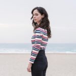 Elena Rivera Instagram - Esta noche se emite en Antena 3 el final de ‘Alba’. Muchas gracias a todos los que habéis logrado que una serie con esta historia y este mensaje se haya convertido en un éxito, en una de las series más vistas de esta temporada. ‘Alba’ es una ficción, pero lo triste es que continuamente vemos como en nuestra realidad se suceden casos similares o peores. Desde su estreno, he recibido bastantes mensajes de chicas que me confesaban que han sufrido situaciones de acoso o incluso violaciones. Es descorazonador y es una realidad que algunos se empeñan en negar, pero existe. Y si ‘Alba’ ha servido para visibilizar estas situaciones o para animar a las víctimas a contar su historia y sacar fuerzas para pedir ayuda, para mí ese es el verdadero éxito de ‘Alba’. Para mí, como actriz, ha sido durísimo dar vida a este personaje porque sentía la responsabilidad de mostrar el dolor y sufrimiento de la víctima: desde que se comete la violación hasta todo el proceso que viene después. Espero haber estado a la altura. Y, por supuesto, muchas gracias a todos mis compañerxs de reparto y equipo técnico, que han hecho posible esta serie… Y gracias a @antena3com y @grupoboomerang por atreverse a hacer ‘Alba’ y apostar por mí para esta historia que me marcará para siempre ♥️ PD: Para aquellos que no hayáis visto aún ‘Alba’, la serie está disponible al completo en @atresplayer