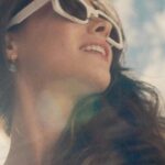 Elena Rivera Instagram – ¿Una escapada? Sin rumbo, donde nos apetezca, disfrutando del paisaje, viendo atardeceres… y sonriendo al sol. Y si te gustan estas gafas que llevo (que son 🥰), te digo: son de la nueva colección SunPlanet (las tienes Estaciones de Servicio de @repsol) #SunPlanetAndRepsol