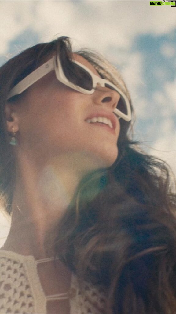 Elena Rivera Instagram - ¿Una escapada? Sin rumbo, donde nos apetezca, disfrutando del paisaje, viendo atardeceres… y sonriendo al sol. Y si te gustan estas gafas que llevo (que son 🥰), te digo: son de la nueva colección SunPlanet (las tienes Estaciones de Servicio de @repsol) #SunPlanetAndRepsol