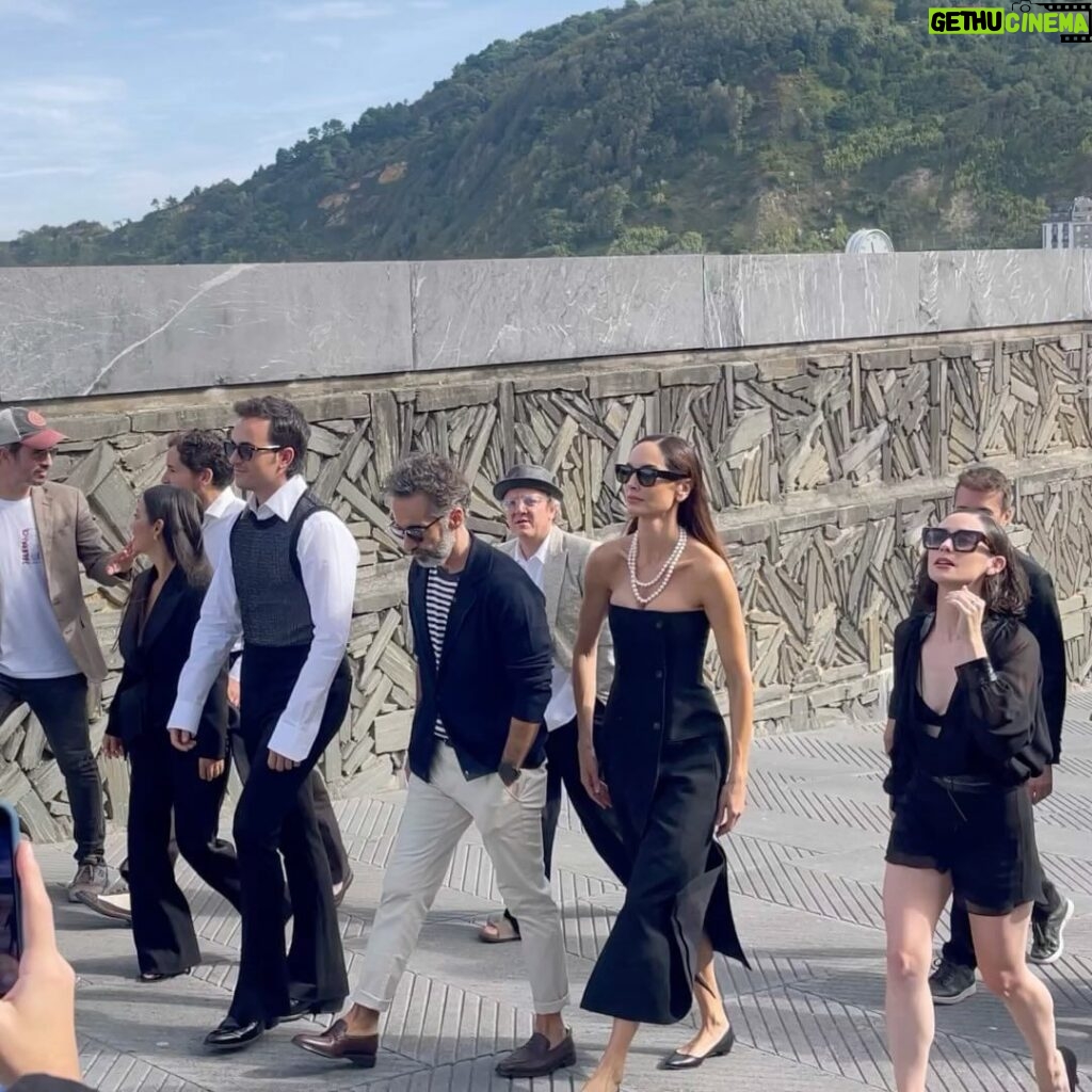 Elena Rivera Instagram - Bonita presentación en el @sansebastianfes de #CamiloSuperstar... con este equipazo. Gracias a todos por el cariño y gracias a @atresmediacom y @buendiaestudios por la confianza. El 19 de noviembre, estreno en @atresplayer. Espero que os guste 🤍 SPOILER: canto en la serie 🎙️ 📸 @meryvillanueva_ Donostia Zinemaldia - Festival de San Sebastián