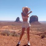 Eleonora Albrecht Instagram - “Je danse” in the Monument Valley, Arizona/Utah 🎶💪🏻🫶🏻✨ #jedanse #oara #monumentvalley #usa #dance #trip #summer2023 #summerhits #musicrelease #newmusic #music #spotify #musician #musicproducer #newrelease #songwriter #newmusicalert #musicvideo #indiemusic #applemusic #singer #newmusicrelease #newmusicfriday #artist #release #dancemusic #singlerelease #newsingle #recordingartist #newsong