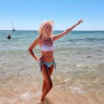 Eleonora Albrecht Instagram - Je m’en fous, moi je danse - il mio motto 🫶🏻 tradotto in italiano : “me ne frego, io ballo” 💋 #solemarevento #estateitaliana #bikini #pool #spiaggia #vacanzealmare #vogliadimare #profumodimare #bellegiornate #sorrisi #pacedeisensi #giornatebelle #oara #summermood #tuttialmare #lamiaestate #sardegna #fortevillage Forte Village Resort