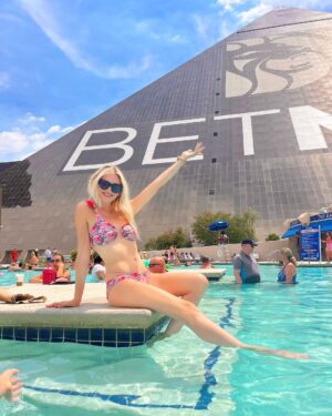 Eleonora Albrecht Instagram - Las Vegas 🇺🇸💋💞

#travelusa #travel #usa #travelphotography #travelgram #usatravel #america #roadtrip #bikini #unitedstates #phoenix #arizona #visitusa #travelblogger #roadtripusa #traveltheworld #nature #traveladdict #oara #photooftheday #exploreusa #california #instatravel #adventure #visittheusa #vacation #usatrip #lasvegas #travelmore #explore