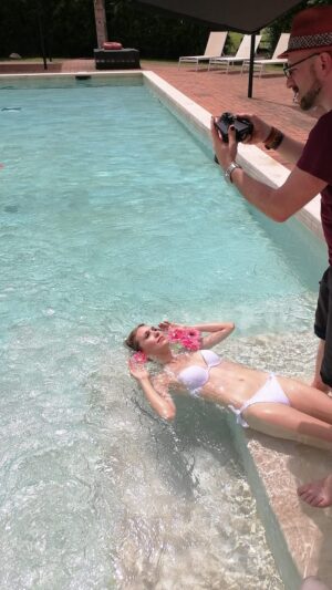 Eleonora Albrecht Instagram - Un piccolo backstage del tournage di “Je danse” nella scena della piscina 💦🥂vi aspetto su Youtube per il videoclip!!! 🎥

 #videoclip #video #music #love #videomaker #italy #instagood #videography #videooftheday #videoshoot #picoftheday #photooftheday #videogram #rap #cute #musica #videos #videooninstagram #instavideo #filmmaker #photography #singer #song #awesomevideo #videoshow #myvideo #iphonesia #tweegram #instav #shooting
