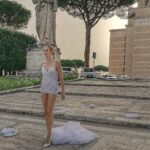 Eleonora Albrecht Instagram - La storia del videoclip di Je Danse è partita da questa immagine che ho avuto: una donna che si strappa di dosso il suo abito da sposa, per riacquistare la sua libertà. 👰🏼‍♀️Quindi, l’abito che vedete è stato totalmente smontato ed ecco come rimango 😅 Andate a vedere subito il videoclip su Youtube e ditemi se riuscite a capire come faccio a smontare le maniche e tutto il resto!!! Grazie a mia madre @stefaniaminardo che, oltre alle coreografie del video, si è occupata anche dei costumi!!!! https://youtu.be/8RDYj60B-KA #pop #cantautori #band #chitarrista #cantantiitaliani #bassisti #bassplayer #italianmusic #musicaindipendente #pianoforte #canzoniitaliane #cantanteitaliano #jedanse #rockitaliano #roma #artistiitaliani #artistiemergenti #musicaindie #canzone #musicislife #bassista #oara #artista #bassguitar #spettacolo