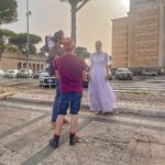 Eleonora Albrecht Instagram - La storia del videoclip di Je Danse è partita da questa immagine che ho avuto: una donna che si strappa di dosso il suo abito da sposa, per riacquistare la sua libertà. 👰🏼‍♀️Quindi, l’abito che vedete è stato totalmente smontato ed ecco come rimango 😅 Andate a vedere subito il videoclip su Youtube e ditemi se riuscite a capire come faccio a smontare le maniche e tutto il resto!!! Grazie a mia madre @stefaniaminardo che, oltre alle coreografie del video, si è occupata anche dei costumi!!!! https://youtu.be/8RDYj60B-KA #pop #cantautori #band #chitarrista #cantantiitaliani #bassisti #bassplayer #italianmusic #musicaindipendente #pianoforte #canzoniitaliane #cantanteitaliano #jedanse #rockitaliano #roma #artistiitaliani #artistiemergenti #musicaindie #canzone #musicislife #bassista #oara #artista #bassguitar #spettacolo