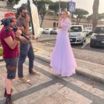 Eleonora Albrecht Instagram - La storia del videoclip di Je Danse è partita da questa immagine che ho avuto: una donna che si strappa di dosso il suo abito da sposa, per riacquistare la sua libertà. 👰🏼‍♀️Quindi, l’abito che vedete è stato totalmente smontato ed ecco come rimango 😅 Andate a vedere subito il videoclip su Youtube e ditemi se riuscite a capire come faccio a smontare le maniche e tutto il resto!!! Grazie a mia madre @stefaniaminardo che, oltre alle coreografie del video, si è occupata anche dei costumi!!!! https://youtu.be/8RDYj60B-KA #pop #cantautori #band #chitarrista #cantantiitaliani #bassisti #bassplayer #italianmusic #musicaindipendente #pianoforte #canzoniitaliane #cantanteitaliano #jedanse #rockitaliano #roma #artistiitaliani #artistiemergenti #musicaindie #canzone #musicislife #bassista #oara #artista #bassguitar #spettacolo