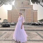 Eleonora Albrecht Instagram - La storia del videoclip di Je Danse è partita da questa immagine che ho avuto: una donna che si strappa di dosso il suo abito da sposa, per riacquistare la sua libertà. 👰🏼‍♀️Quindi, l’abito che vedete è stato totalmente smontato ed ecco come rimango 😅 Andate a vedere subito il videoclip su Youtube e ditemi se riuscite a capire come faccio a smontare le maniche e tutto il resto!!! Grazie a mia madre @stefaniaminardo che, oltre alle coreografie del video, si è occupata anche dei costumi!!!! https://youtu.be/8RDYj60B-KA #pop #cantautori #band #chitarrista #cantantiitaliani #bassisti #bassplayer #italianmusic #musicaindipendente #pianoforte #canzoniitaliane #cantanteitaliano #jedanse #rockitaliano #roma #artistiitaliani #artistiemergenti #musicaindie #canzone #musicislife #bassista #oara #artista #bassguitar #spettacolo