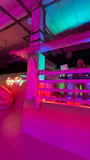 Eleonora Albrecht Instagram - Ieri sera sono stata partecipe di una bellissima festa privata al @museumofdreamers dove ho curato il DJ set in un mondo super Pink 💗 grazie mille @luca._mazzoni 🌟  #djset #dj #djroma #museumofdreamers #roma #privateparty #party #festaroma #oara #djoara #barbieworld #fredagain #dance