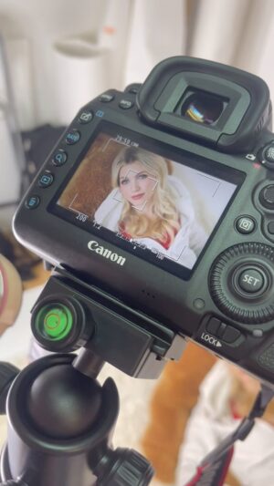 Eleonora Albrecht Instagram - Un po’ di backstage 🎬 su come abbiamo girato il videoclip del mio singolo “Il Regalo più Speciale” 🎁 in studio con le mie care amiche @claudiafrijiophotographer e @impossibilefermareibattiti ❤️ Spero che il risultato finale vi piaccia 🌟 Lo trovate su Youtube 🌟 

#musicvideo #ilregalopiuspeciale #oara #canzoneitaliana #canzonedinatale  #backstage #musician #videoclip #natale2023 #natale #christmas  #video #music #love #videomaker #videooftheday #videoshoot #photooftheday #videogram #musica #videos #videooninstagram #instavideo #singer #song #awesomevideo #videoshow #myvideo #shooting
—