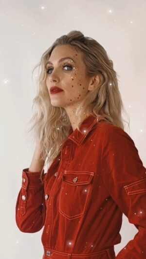 Eleonora Albrecht Instagram - Aspettando il videoclip in uscita questa settimana… ecco alcune immagini del backstage delle foto e video di “IL REGALO PIU SPECIALE” e “PRESENCE IS THE PRESENT” 🎄🫶🏻 mettetelo nelle vostre Playlist, scaricate la canzone, passatela mentre state in auto o a casa, al lavoro! GRAZIE❤️🎶 #natale #christmassong #alberodinatale #oara #canzonedinatale #natale2023 #christmas #newchristmassong #christmasrecord #christmasmusic  #presenceisthepresent #ilregalopiuspeciale #nuovosingolo #spotify #applemusic #playlistdinatale #christmasplaylist
