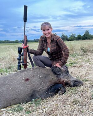 Eliška Štefanicová Instagram - Úspěšné sekání řepky a perfektní spolupráce se zemědělci 😂 Lovu zdar!🌿

#kahles#sellierbellotteam#308win#hunt#hunting#huntinglife#huntingseason#lovehunting#huntinggirl#huntingwoman#outdoorwomen#outdoor#outdoorgirl#girlwhohunt#girlshunttoo#huntress#hunters#hunter#czechhunter#shooting#gamemanagement#myslivost#forest#huntingphoto#instahunt#wildboarhunting#wildboarhuntress#wildboar