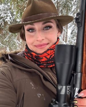 Eliška Štefanicová Instagram - Snow hunting ❄️

#bohemialov#franchifeelsright#kahleshunting#kahlesoptics#feelsright#hunt#hunting#huntingwomen#huntinggirl#outdoor#outdoorwomen#outdoorgirl#girlwhohunt#girlshunttoo#girlpower#hunter#hunters#huntress#czechhunter#huntinglife#huntingphoto#huntingseason#lovehunting#gamemanagement#myslivost#chasse#winter#sauenhammer#wintervibes#sellierbellot