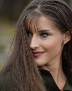Eliška Štefanicová Instagram - #parohovesperky🦌

#artureartnature#portrait#smile#hair#fashion#green#greenlife#hunt#hunting#huntinggirl#huntingwomen#outdoor#outdoorwomen#outdoorgirl#hunter#hunters#huntress#czechhuntress#czechhunter#czechgirl#huntinglife#lovehunting#outdoorlife#wildlife#gamemanagement#myslivost#polovanie#huntingphoto#beauty