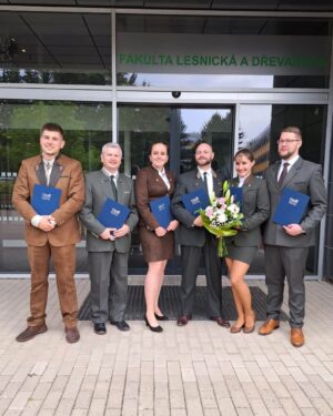 Eliška Štefanicová Instagram - Ing. Eliška Štefanicová 💚 
#lesarna 🌲

#engineer#forestryengineering#engineering#fld#prague#praha#lesaci#gamemanagement#myslivost#green#forestry#hunt#hunting#forest#naturelife#outdoorlife#wildlife#wild#outdoor#huntinglife#naturelover#chasse#jakt#jagt#oxota#polovanie#university#friends