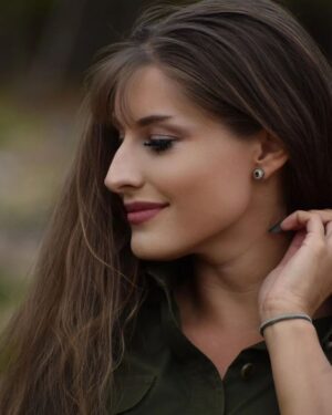 Eliška Štefanicová Instagram - #parohovesperky🦌

#artureartnature#portrait#smile#hair#fashion#green#greenlife#hunt#hunting#huntinggirl#huntingwomen#outdoor#outdoorwomen#outdoorgirl#hunter#hunters#huntress#czechhuntress#czechhunter#czechgirl#huntinglife#lovehunting#outdoorlife#wildlife#gamemanagement#myslivost#polovanie#huntingphoto#beauty
