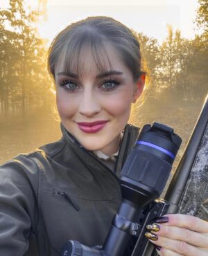 Eliška Štefanicová Instagram - Beautiful foggy mornings 🕸️

#autumn#autumnvibes #portrait#smile#hair#fashion#green#greenlife#hunt#hunting#huntinggirl#huntingwomen#outdoor#outdoorwomen#outdoorgirl#hunter#hunters#huntress#czechhuntress#czechhunter#czechgirl#huntinglife#lovehunting#outdoorlife#wildlife#gamemanagement#myslivost#polovanie#huntingphoto#beauty