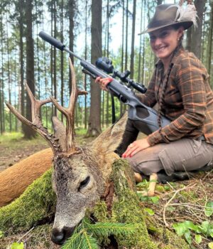 Eliška Štefanicová Instagram - Na konci doby lovu jeden stařík 🌿

#sellierbellot#308win#bohemialov#waidmannsheil#kahlesoptics#hunt#hunting#huntinggirl#huntingwomen#outdoor#outdoorwomen#outdoorgirl#hunters#hunter#czechhunter#huntress#girlwhoshoot#girlhunttoo#girlwhohunt#girlpower#huntingphoto#huntinglife#lovehunting#huntingtrophy#huntinggear#huntingseason#gamemanagement#franchifeelsrigh#roedeerhunting#roedeer