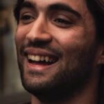 Elif Şafak Instagram - This video touched me deeply. Maybe because I, too, was raised by a single mother, I too grew up without a father. Or maybe because we are immigrants. We understand what it feels like to be in several places at the same time. His name is Ugur, in Turkish. What a beautiful human being. If anyone knows him please give him my warmest wishes, I hope people will support him and he will manage to buy that house for his mum. Watch this video by @modelstrangers #immigrantstories #dubliners #dublinstreets #immigrantswelcome #citizensoftheworld (ps. after posting this, he sent me a very kind message with his Instagram handle, so you can find him here @mr.kucur ) 📚📚📚 bu güzel video beni çok etkiledi, belki ben de babasız büyüdüğüm için, belki ben de tek başına çalışan bir anne tarafından yetiştirildiğim için…. Ya da belki göçmen olduğumuz, gurbeti anladığımız için… İrlanda’ya göç eden Uğur’u tanıyan varsa, dilerim yolu açık olur, hak ettiği desteği bulur ve annesine o çok istediği evi almayı başarır, yürekten sevgilerimi iletmek istedim #hikayeler