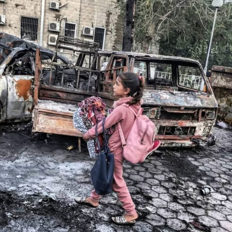 Elif Şafak Instagram - In 2022 Save The Children found out that 80% of children in Gaza suffered from deep emotional distress. Now? Even worse. Children are carrying the deepest traumas. As international community we have to push for humanitarian corridors, immediate ceasefire, a lasting peace, we need to come together to heal the wounds in the region. We have to contribute to healing, not to hatred. Children are traumatised. Children are dying. Please share any reliable good humanitarian international organisations that you know of. Let’s amplify good and positive and humanitarian efforts to heal the deepest wounds. (Photo via @npr ) #humanityfirst @savechildrenuk @savethechildren 📚📚📚 2022 senesinde Save The Children tarafından yapılan bir araştırma Gazze‘deki çocukların inin çok ciddi ve derin duygusal bunalımlar taşıdıklarını ortaya koymuştu. Ve şimdi bu rakam tabii ki çok çok daha korkunç. büyük travmalar geçiriyor çocuklar. hepimizin sorumluluğu var uluslararası kamuoyu olarak. Şiddet değil, nefret değil, iyiliğe barışa iyileşmeye dair olmalı bütün çabalarımız ve söylemlerimiz. bunu çocuklara borçluyuz