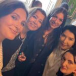 Elif Şafak Instagram - In the company of truly amazing women, artists, writers and lawyers, gathered to celebrate the groundbreaking art of Marina Abramovic. Tea with @abramovicinstitute @elizabday @katy.hessel @sineadgleeson @caoilfhionngallagher and Helena Kennedy @the_hkf An Oasis of sisterhood #readmorewomen #womenoftheworld #womeninthearts #theislandofmissingtrees #sisterhoodunited #writersandartists 📚📚📚 Çok değer verdiğim kadın sanatçı yazar ve hukukçularla, Marina Abramovic ile bir öğleden sonra