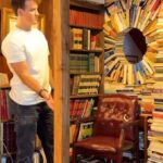 Elif Şafak Instagram - Stories connect us, drawing circles within circles, stories move round and round, like ripples in water reaching far away shores… I loved this book nook! Beautiful video by @jordanstuddard music by @bradleythomasturner #booknookstagram #booknooks #bookshelveslover #booksaremagic #bookloversunite 📚📚📚 çemberler çizer hikayeler, tıpkı suda halkalar gibi, hiç ummadığımız hayal bile edemediğimiz kıyılara ulaşırlar usulca, sessizce… çok sevdim bu videoyu #kitapköşesi