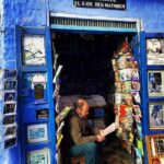 Elif Şafak Instagram - A terrible earthquake in Morocco, heart wrenching floods in Libya where the scale of devastation, destruction and sorrow is beyond words. Our hearts, our thoughts, our humanitarian efforts need to focus on civilians in Morocco and Libya. The catastrophe is immense. This beautiful photo is from a bookshop in Morocco, Librairie El Kadi Ben Maymoun (credit @julshulong ) #citizensofhumanity #humanityfirst #readyourworld #ourworld #bookshopsoftheworld #bookshopsofinstagram #bookshops 📚📚📚 Fas’ta bir kitapçı, bu rengarenk fotoğrafa bakmak ne kadar zor geliyor… Bu hafta Fas’ta yaşanan korkunç deprem, Libya’da kelimelere sığmayan felaket, coğrafyanın derin hüznü, acısı. Fas’ı unutma, Libya’yı unutma. #kitapçı