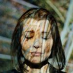 Elif Şafak Instagram - “We are each other’s branches of support and sisterhood. We are each other’s roots.” It was a true pleasure to take part in this profoundly inspiring project by @financialtimes My heartfelt thanks to @juriddell and @roula.khalaf and @marshmallowlaserfeast @financialtimeslive #treesarelife #treelovers #writersandpoets #elifshafak #theislandofmissingtrees #booksandnature You can watch the full video and read about this creative project on the FT website 📚📚📚Financial Times gazetesi için “Demokrasi ve doğa” üzerine. Ağaçlardan öğrenecek çok şeyimiz var. Bu özel ve yaratıcı birliktelik için çok teşekkür ederim