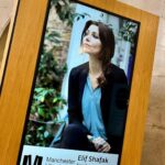 Elif Şafak Instagram - Manchester, beautiful Manchester… At the Manchester Central Library with the great and wonderfully inspiring Erica Wagner, grateful to everyone who came and asked questions and waited in the queue, a very special afternoon thanks to Manchester Literature Festival @ericawgnr @mcrlitfest #manchestergram #manchesterlibrary #manchesterliteraturefestival #literaryfiction #librariesrock #librarians #theislandofmissingtrees #librariestransform #elifshafak #supportlibraries #bookloversworld #readmorewomen 📚📚📚 akıl ve ruh sağlığımızı koruyabilmek için edebiyat festivalleri…. Manchester Edebiyat Festivalinde değerli edebiyat eleştirmeni Erica Wagner ile etkinliğimiz, gelen imza kuyruğunda bekleyen herkese candan teşekkür ederim #okumakiyileştirir #okumakaşktır #kitapsevdası #kitapsevgisi