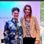 Elif Şafak Instagram - Manchester, beautiful Manchester… At the Manchester Central Library with the great and wonderfully inspiring Erica Wagner, grateful to everyone who came and asked questions and waited in the queue, a very special afternoon thanks to Manchester Literature Festival @ericawgnr @mcrlitfest #manchestergram #manchesterlibrary #manchesterliteraturefestival #literaryfiction #librariesrock #librarians #theislandofmissingtrees #librariestransform #elifshafak #supportlibraries #bookloversworld #readmorewomen 📚📚📚 akıl ve ruh sağlığımızı koruyabilmek için edebiyat festivalleri…. Manchester Edebiyat Festivalinde değerli edebiyat eleştirmeni Erica Wagner ile etkinliğimiz, gelen imza kuyruğunda bekleyen herkese candan teşekkür ederim #okumakiyileştirir #okumakaşktır #kitapsevdası #kitapsevgisi