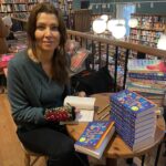 Elif Şafak Instagram - Wishing you all a happy, peaceful and inspiring New Year full of love and books. Long live libraries and bookstores @toppingsbath #bookshopsoftheworld #bookstorelove #booksarelife #writersandpoets #theislandofmissingtrees #elifshafak #bookloversunite #thefortyrulesoflove #thebastardofistanbul #10minutes38secondsinthisstrangeworld #knittedgloves 📚📚📚 herkese hepimize sevgi mutluluk ilham dolu, kitaplar ve aşkla örülü güzel bir sene diliyorum