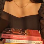 Elif Şafak Instagram - India, Pakistan, Malaysia, Canada, USA, Chile, Poland, Italy, Spain, Brazil, Iraq, Jordan, Portugal, Turkey, Cyprus, France and Brighton! Wherever we may be, books are with us. Thank you for these beautiful posts, I appreciate them so much #bookloversunite #theislandofmissingtrees #thefortyrulesoflove #10minutes38secondsinthisstrangeworld #thearchitectsapprentice #bookstagramreadsthewomensprize #bookstagram #bookishladiesclub #booksandshares #booksandtea 📚📚📚 Hindistan, Pakistan, Malezya Türkiye, Ürdün, Kanada, Amerika, Şili, Brezilya, Fransa, İspanya, Portekiz İngiltere nerede olursak olalım kitaplar bizimle #kitapkolik #kitaptavsiyeleri #kayıpağaçlaradası #okurmusun